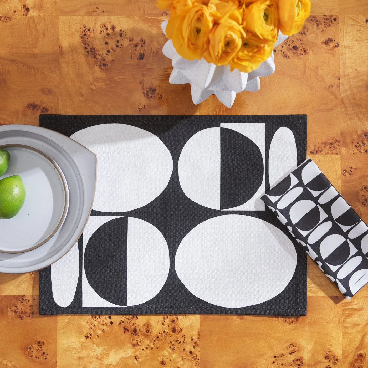 SP22_vallauris_table-linens_e44895ff-fbcb-4b9c-a2b2-887eaf5d7b8c.jpg Jonathan Adler Vallauris Napkin Set New Dining