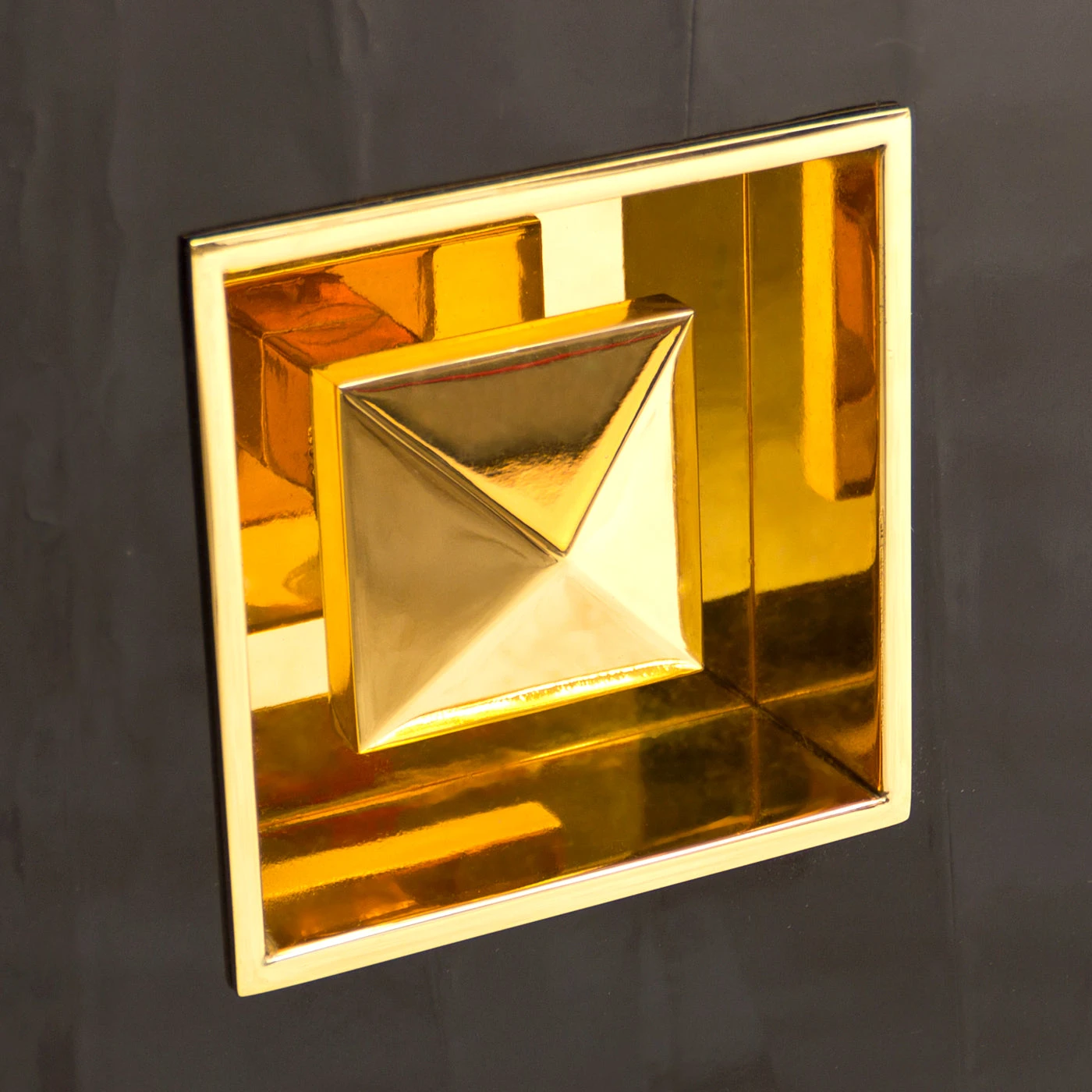 crawford_cabinet_3_e5d64670-e072-4025-85a9-a84912e92c9f.jpg Jonathan Adler Crawford Cabinet Étagère & Cabinets